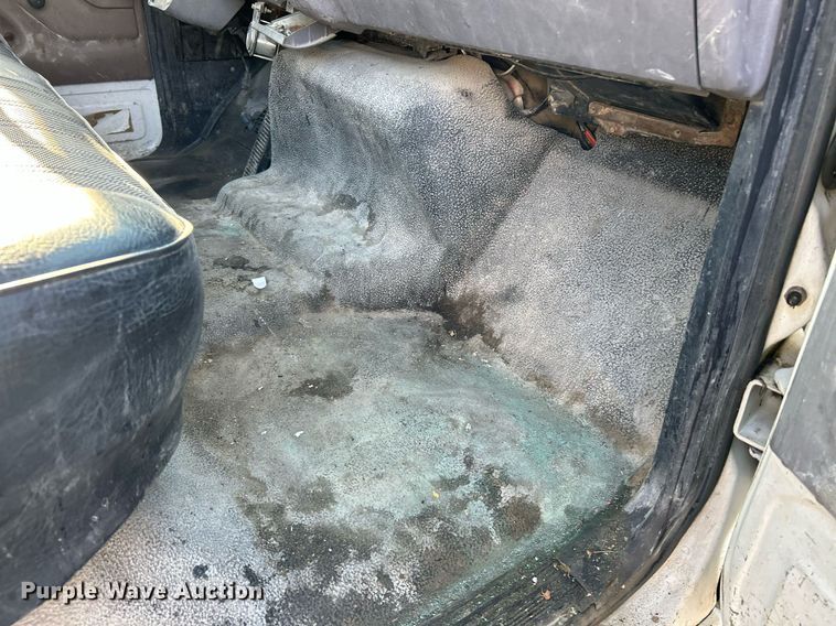 image for item NR9389 1995 Ford F800  flatbed truck