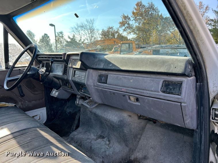 image for item NR9389 1995 Ford F800  flatbed truck