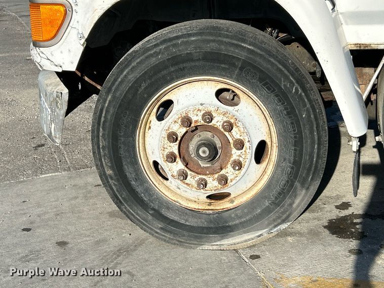 image for item NR9389 1995 Ford F800  flatbed truck