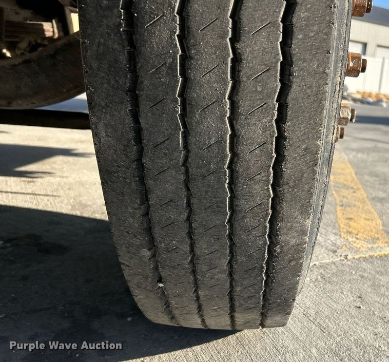 image for item NR9389 1995 Ford F800  flatbed truck