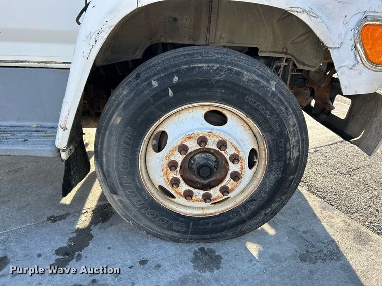 image for item NR9389 1995 Ford F800  flatbed truck