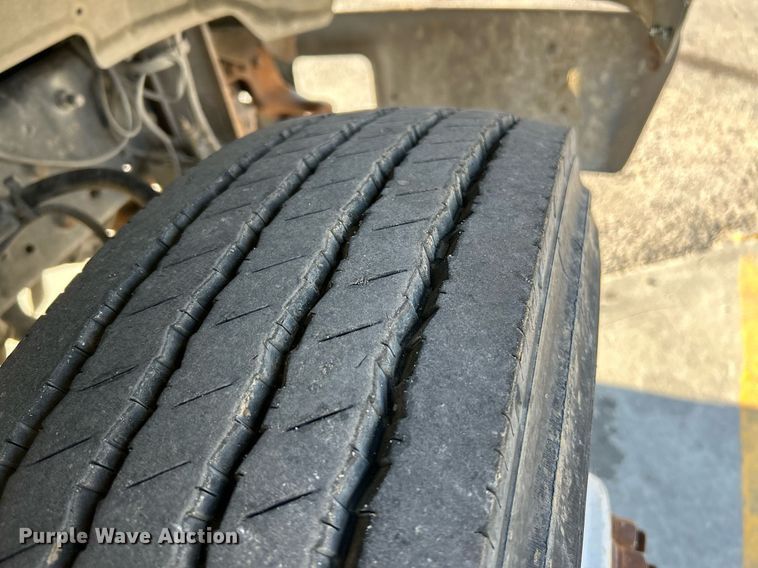 image for item NR9389 1995 Ford F800  flatbed truck