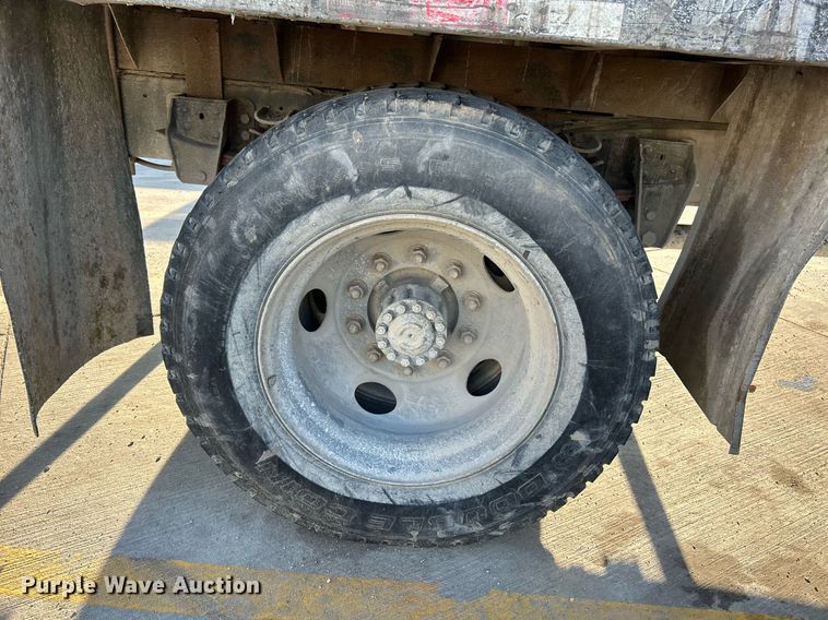 image for item NR9389 1995 Ford F800  flatbed truck