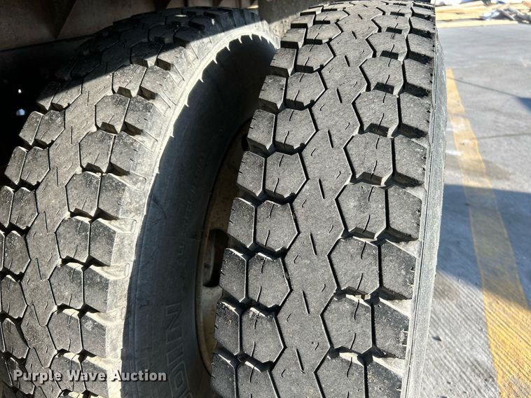 image for item NR9389 1995 Ford F800  flatbed truck