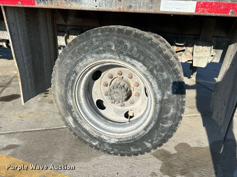 image for item NR9389 1995 Ford F800  flatbed truck