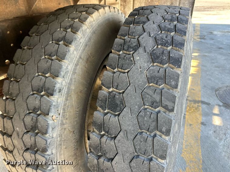 image for item NR9389 1995 Ford F800  flatbed truck