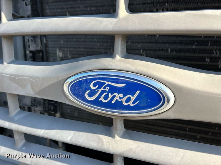 image for item NR9389 1995 Ford F800  flatbed truck