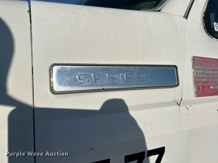 image for item NR9389 1995 Ford F800  flatbed truck