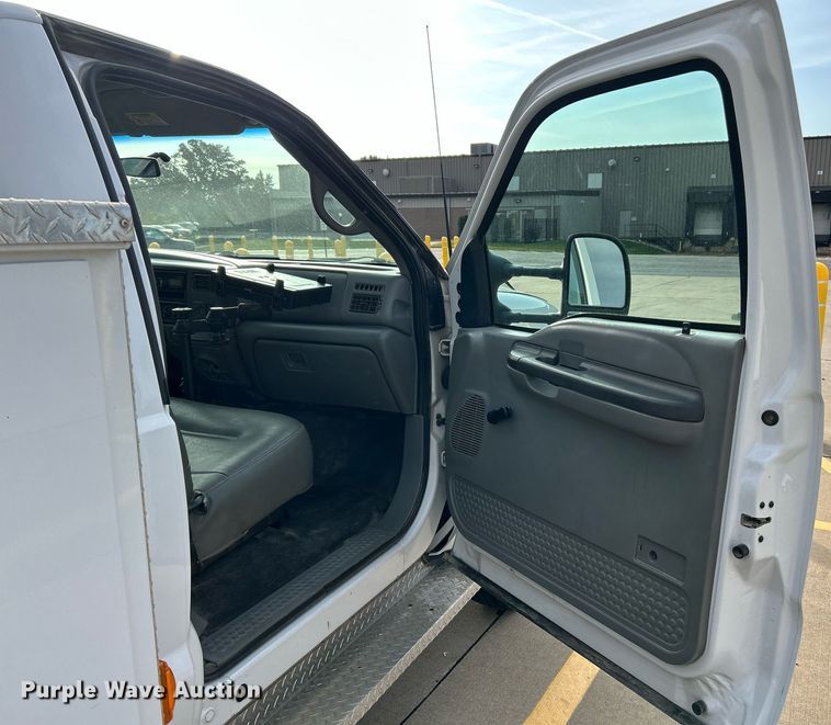 image for item NR9399 2002 Ford F550 Super Duty XL  utility / service truck