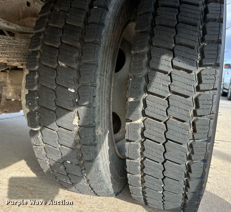 image for item NR9399 2002 Ford F550 Super Duty XL  utility / service truck