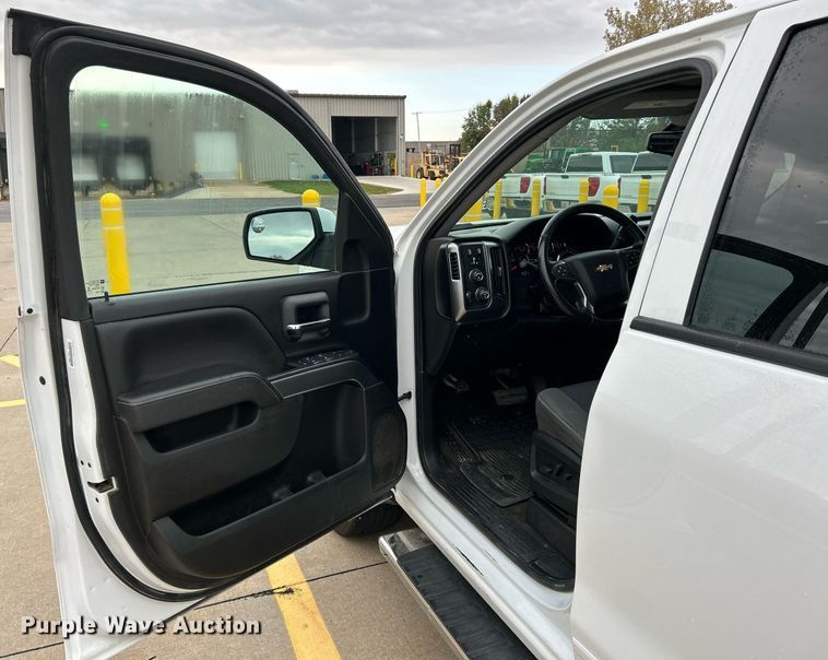 image for item NR9400 2017 Chevrolet Silverado 1500 LT  Crew Cab pickup truck