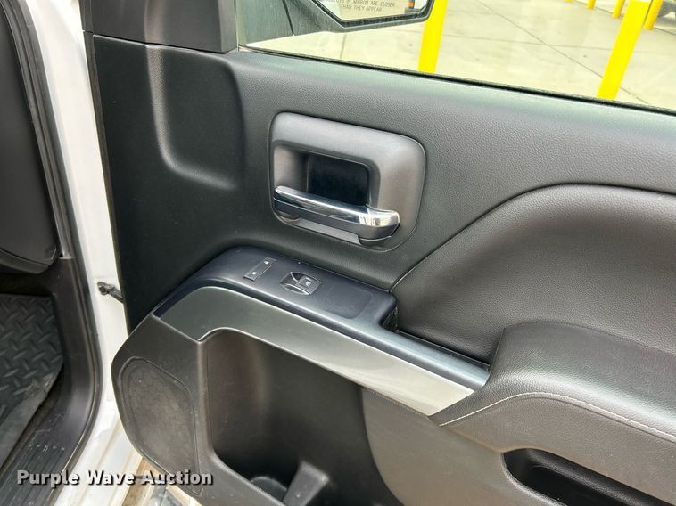 image for item NR9400 2017 Chevrolet Silverado 1500 LT  Crew Cab pickup truck