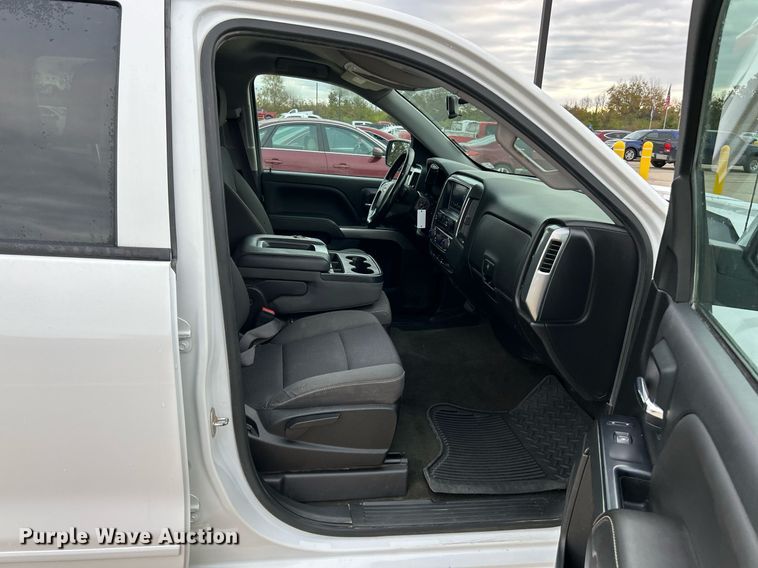 image for item NR9400 2017 Chevrolet Silverado 1500 LT  Crew Cab pickup truck