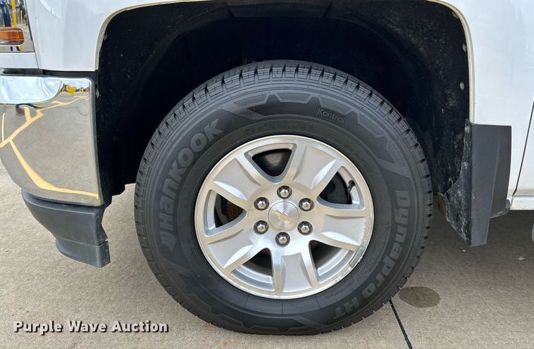 image for item NR9400 2017 Chevrolet Silverado 1500 LT  Crew Cab pickup truck