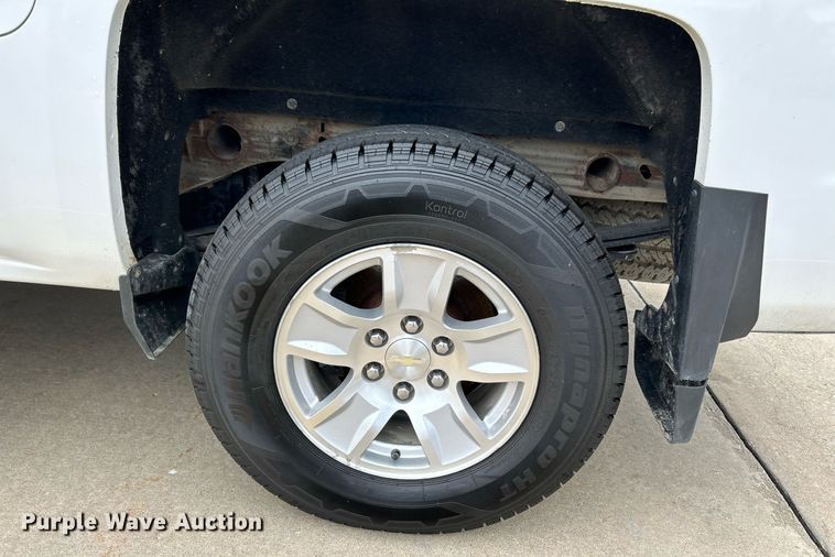 image for item NR9400 2017 Chevrolet Silverado 1500 LT  Crew Cab pickup truck