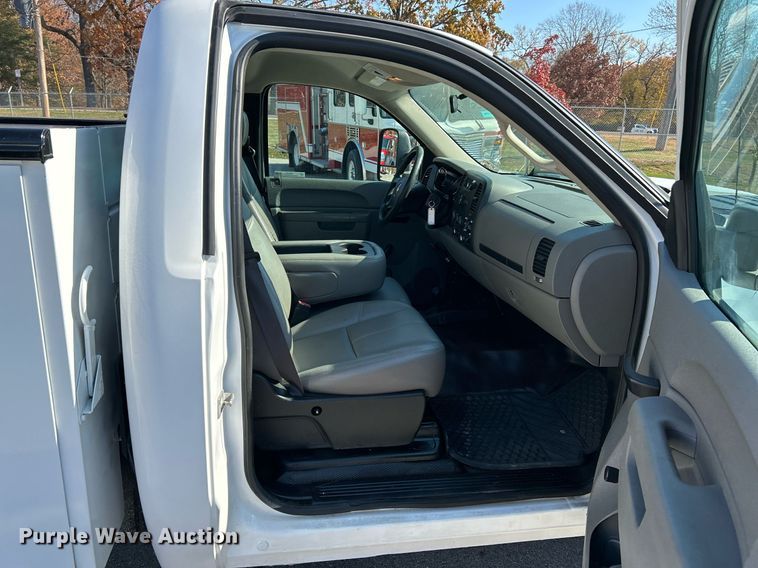 image for item NR9407 2012 Chevrolet Silverado 2500 HD  utility bed pickup truck