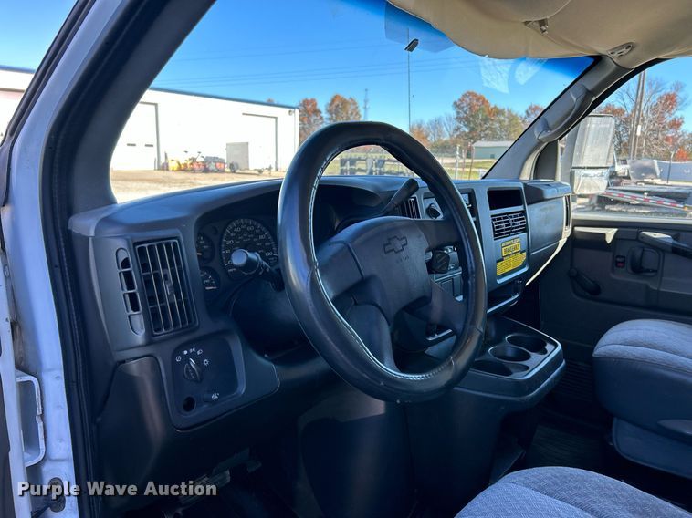 image for item NR9424 2007 Chevrolet Express 3500  box truck