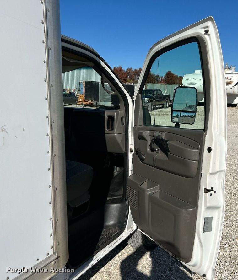 image for item NR9424 2007 Chevrolet Express 3500  box truck