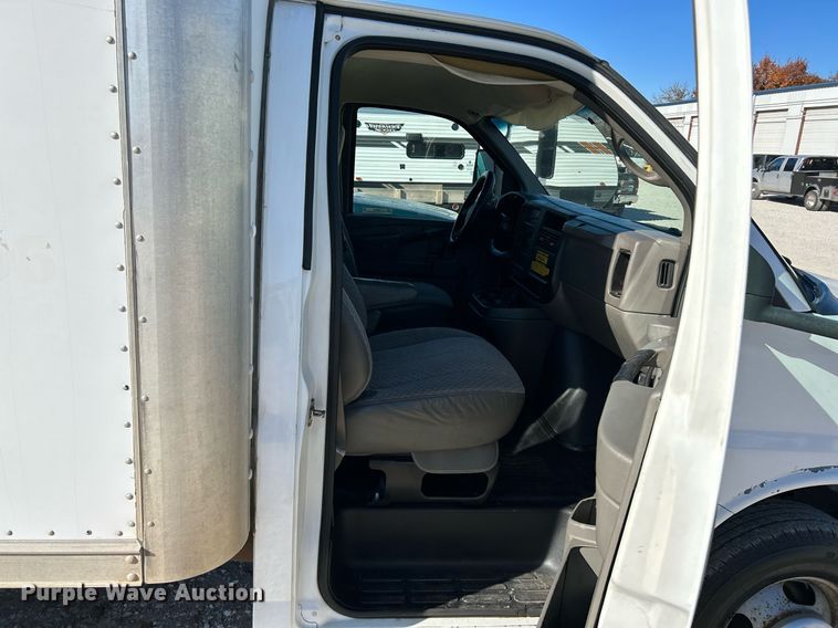 image for item NR9424 2007 Chevrolet Express 3500  box truck