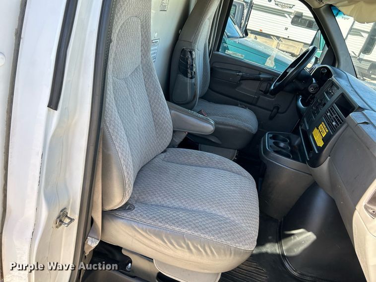 image for item NR9424 2007 Chevrolet Express 3500  box truck
