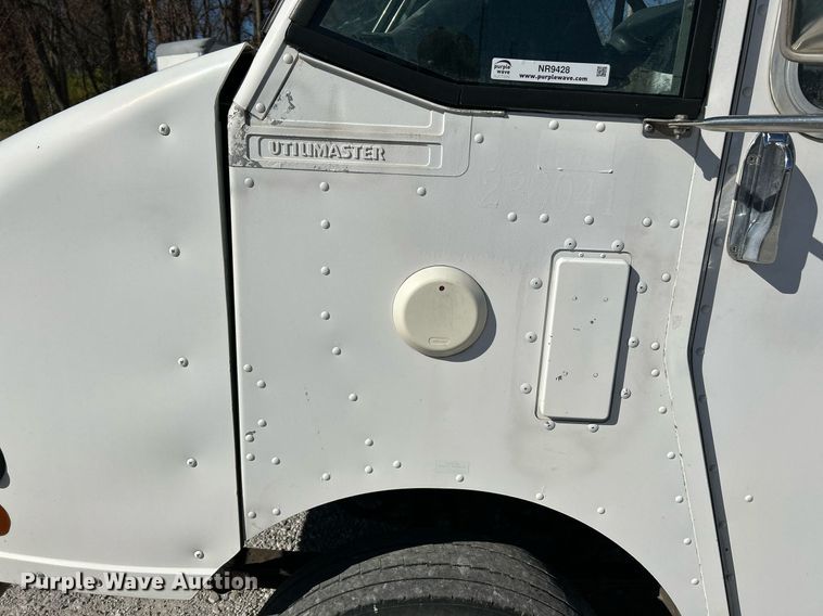 image for item NR9428 2005 Freightliner MT45  delivery truck