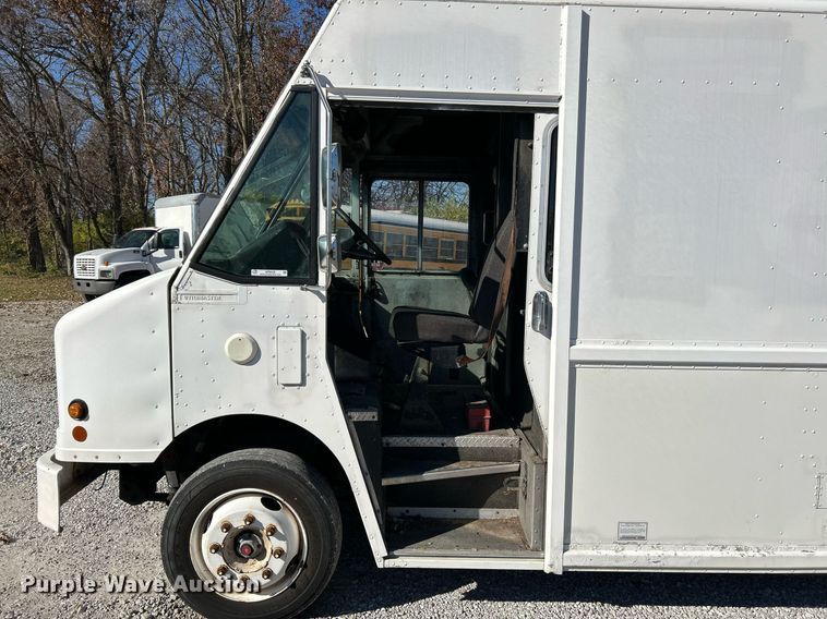 image for item NR9428 2005 Freightliner MT45  delivery truck