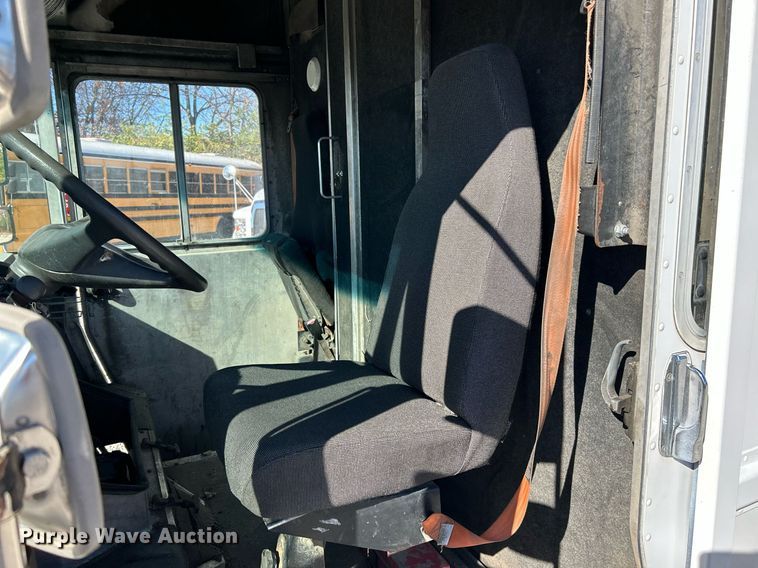 image for item NR9428 2005 Freightliner MT45  delivery truck