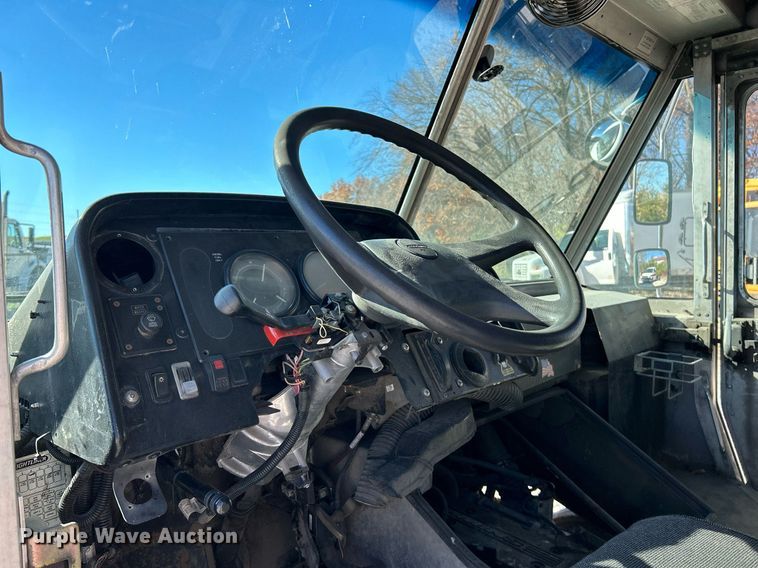 image for item NR9428 2005 Freightliner MT45  delivery truck