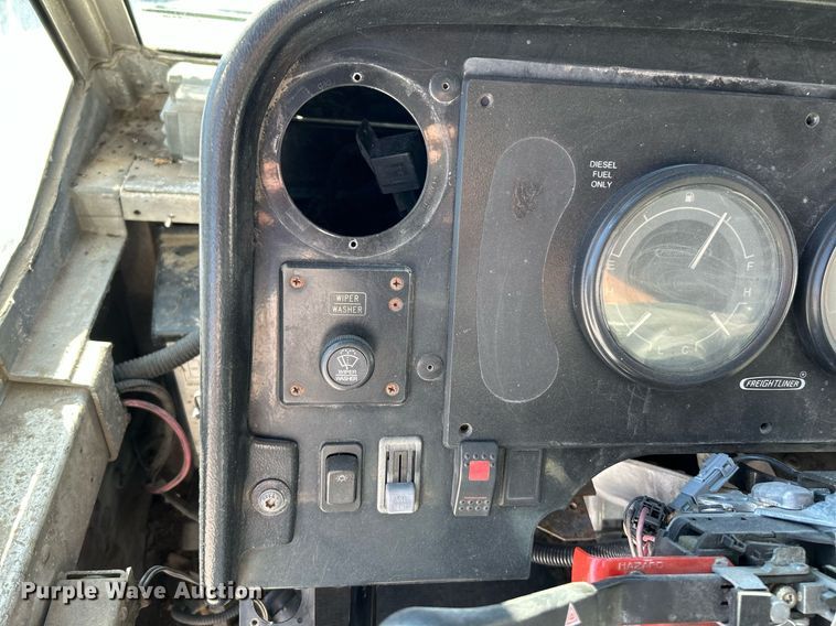 image for item NR9428 2005 Freightliner MT45  delivery truck