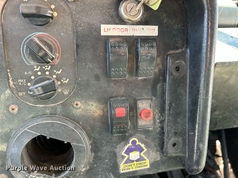 image for item NR9428 2005 Freightliner MT45  delivery truck