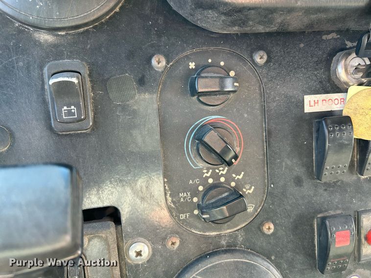 image for item NR9428 2005 Freightliner MT45  delivery truck