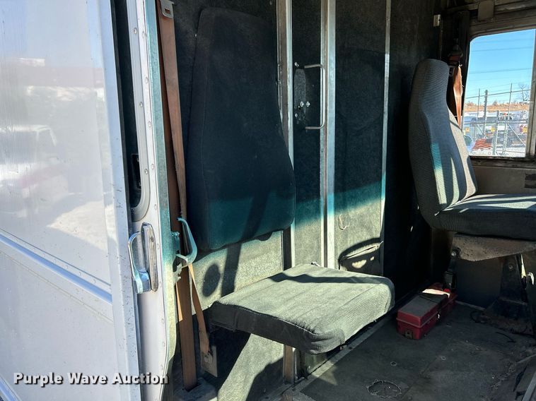 image for item NR9428 2005 Freightliner MT45  delivery truck