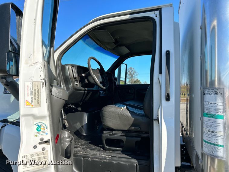 image for item NR9430 2004 Chevrolet C6500  box truck