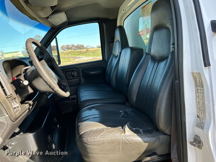 image for item NR9430 2004 Chevrolet C6500  box truck