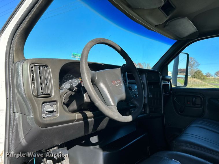 image for item NR9430 2004 Chevrolet C6500  box truck