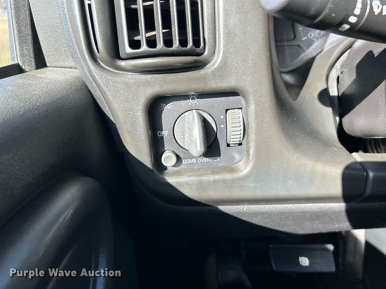 image for item NR9430 2004 Chevrolet C6500  box truck