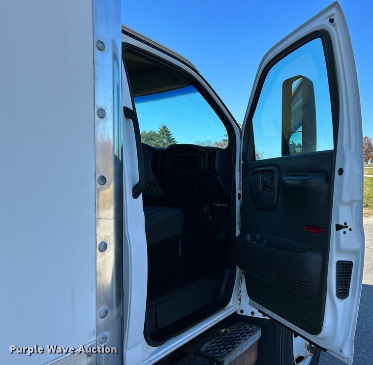 image for item NR9430 2004 Chevrolet C6500  box truck
