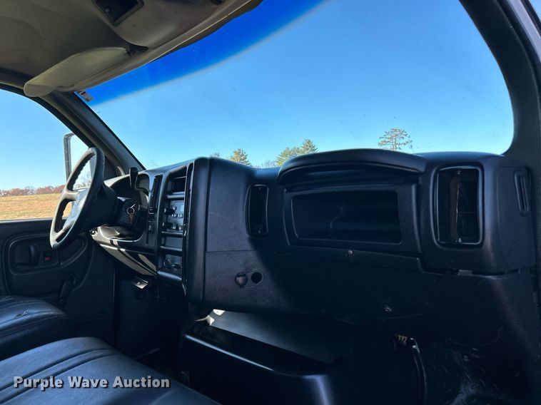 image for item NR9430 2004 Chevrolet C6500  box truck