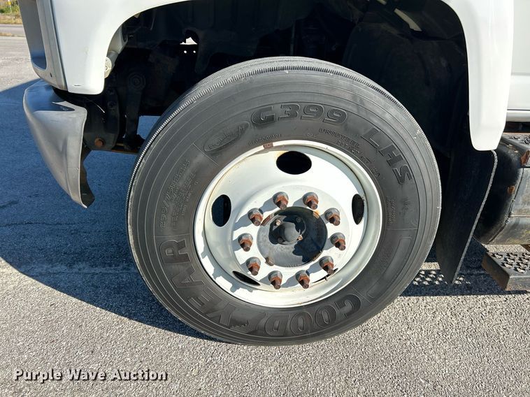 image for item NR9430 2004 Chevrolet C6500  box truck