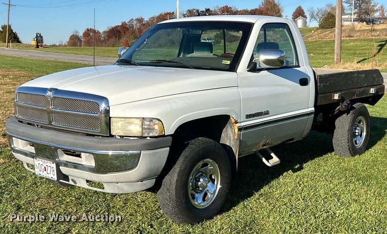 image for item NR9433 1996 Dodge Ram 1500  flatbed pickup truck