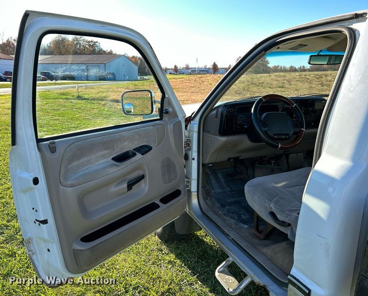 image for item NR9433 1996 Dodge Ram 1500  flatbed pickup truck