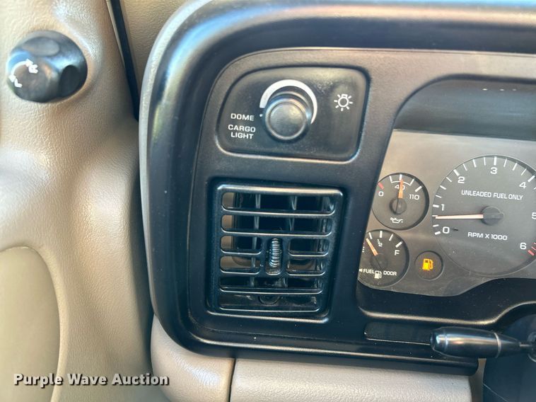 image for item NR9433 1996 Dodge Ram 1500  flatbed pickup truck