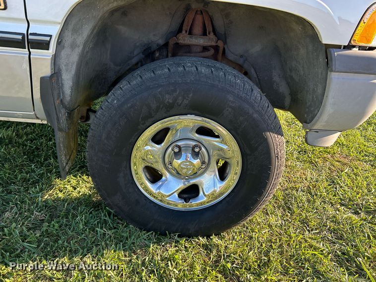 image for item NR9433 1996 Dodge Ram 1500  flatbed pickup truck