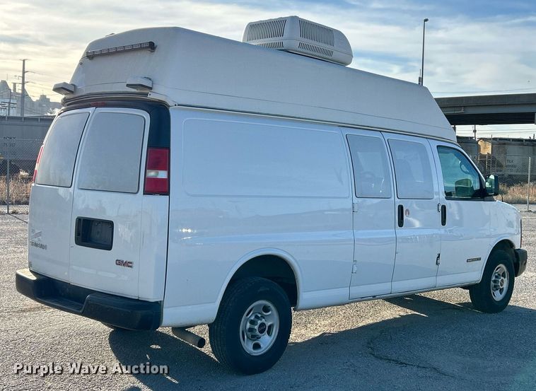 image for item NR9437 2004 GMC Savana 3500  van