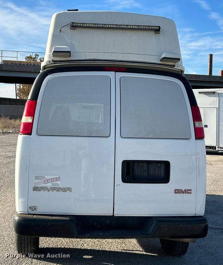 image for item NR9437 2004 GMC Savana 3500  van