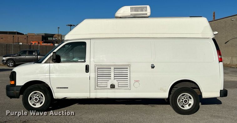 image for item NR9437 2004 GMC Savana 3500  van