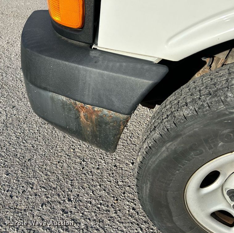 image for item NR9437 2004 GMC Savana 3500  van