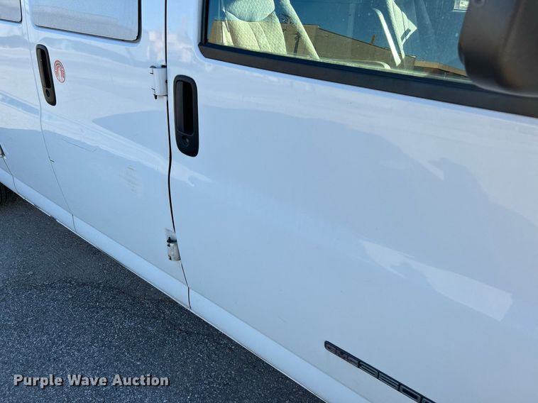 image for item NR9437 2004 GMC Savana 3500  van