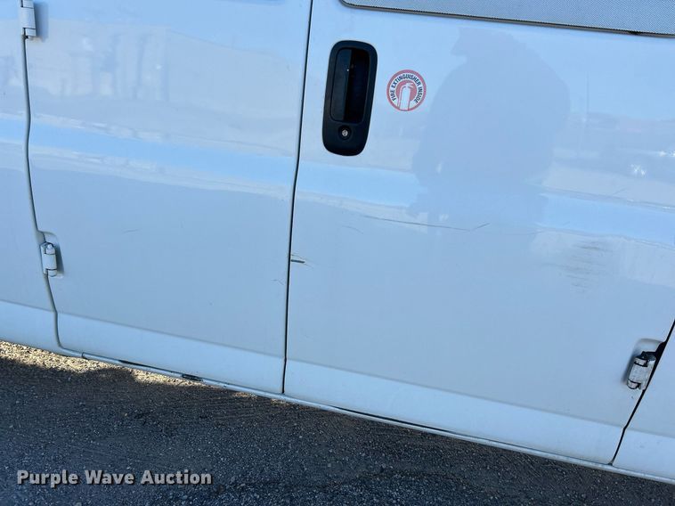 image for item NR9437 2004 GMC Savana 3500  van