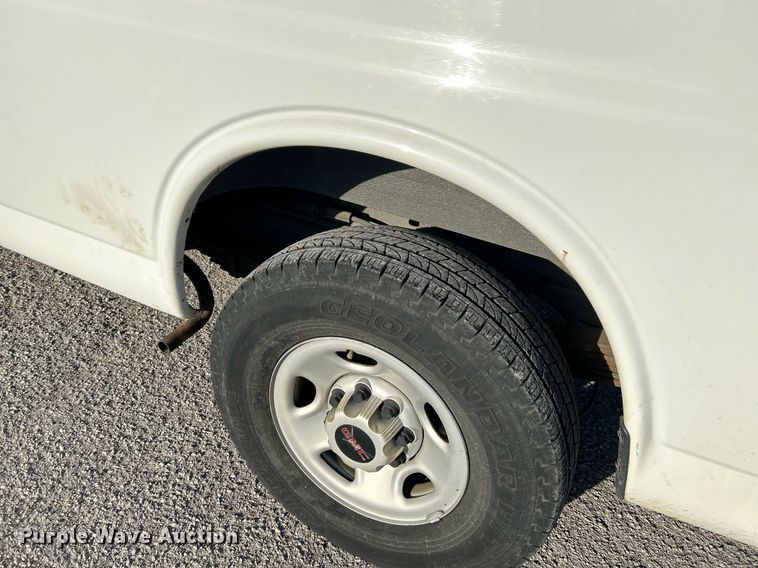 image for item NR9437 2004 GMC Savana 3500  van